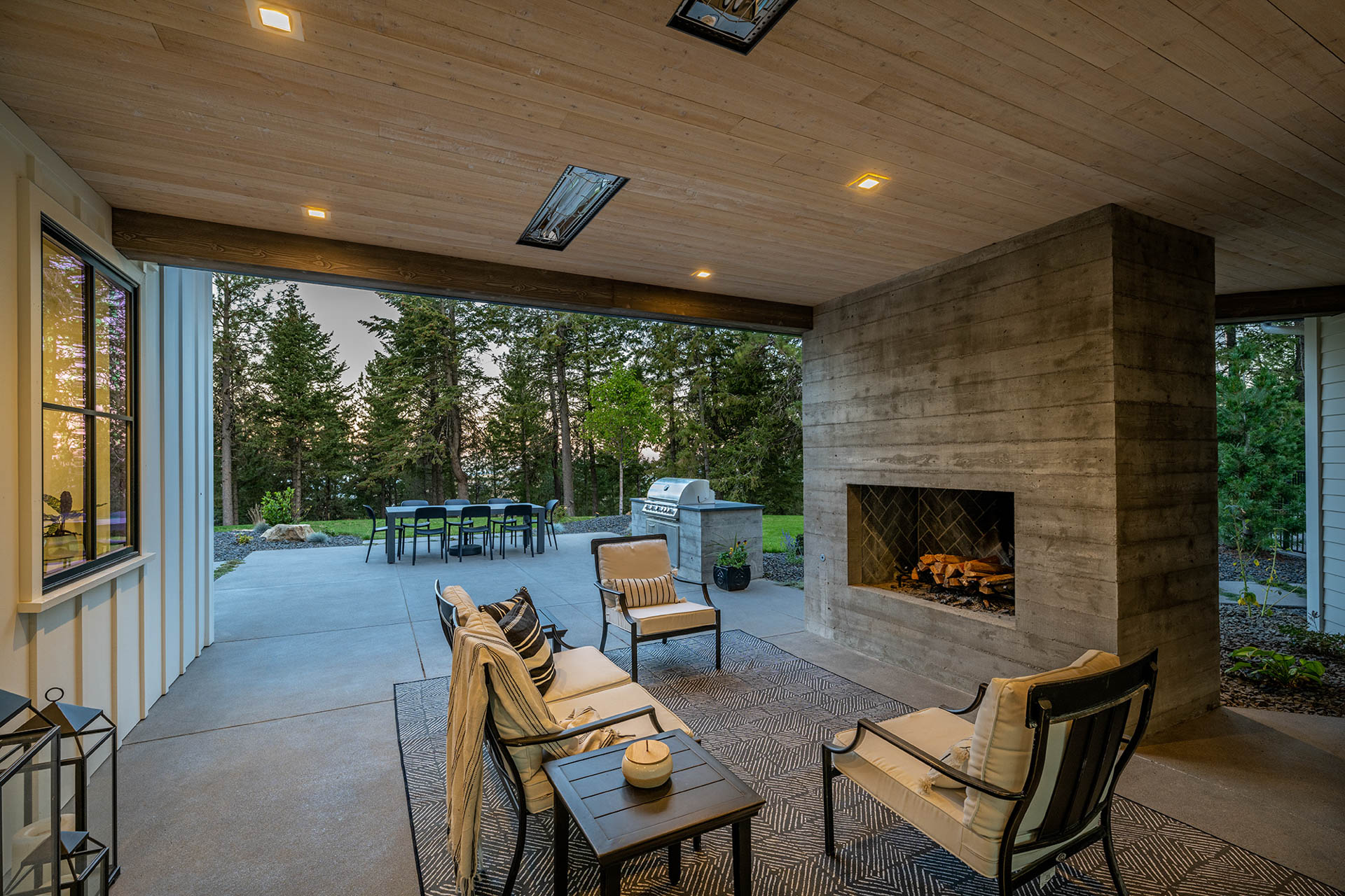 Uptic Studios Sagewood Home LR-5727